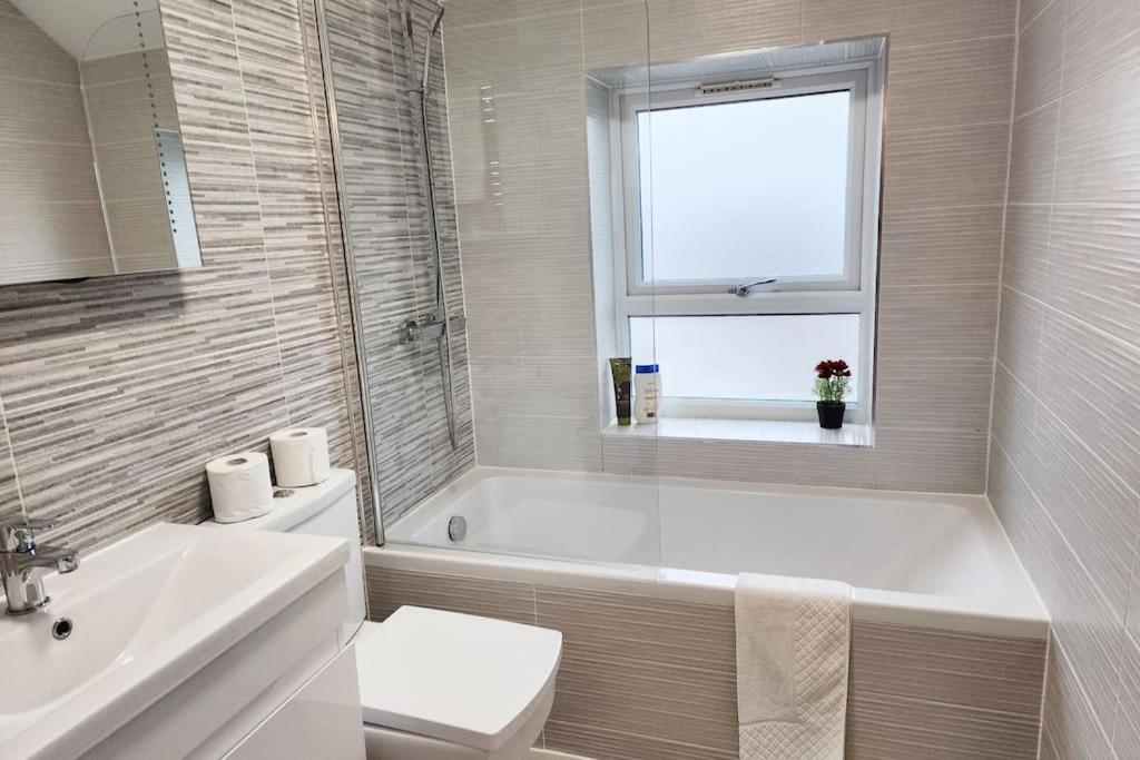 Horizon House, Modern 2-bedroom Flat 2, Parking, Netflix, Apartment *